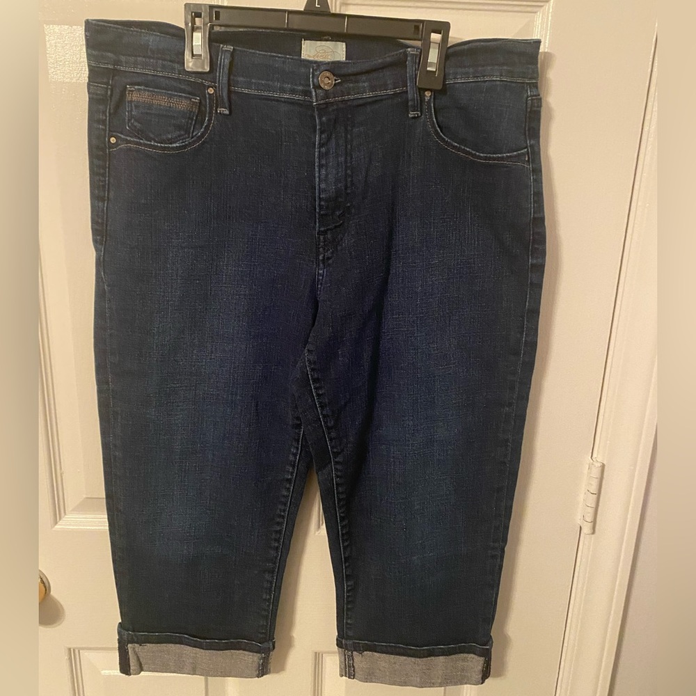 Women’s Levi Capri denim material size 12. Like new condition.